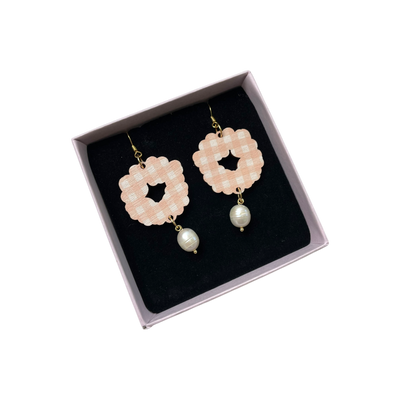 Maanantaimalli rauha earrings, peach/pearl | onesize