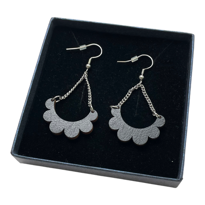 Maanantaimalli kaarella earrings, black
