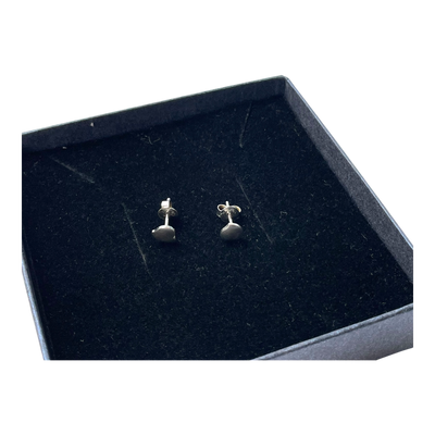 Lumoava hali stud earrings, silver