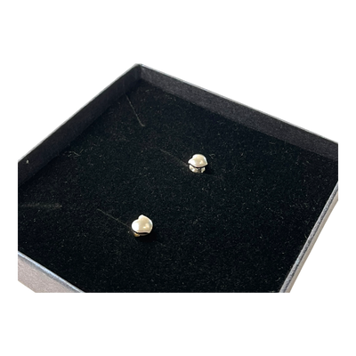 Lumoava hali stud earrings, silver